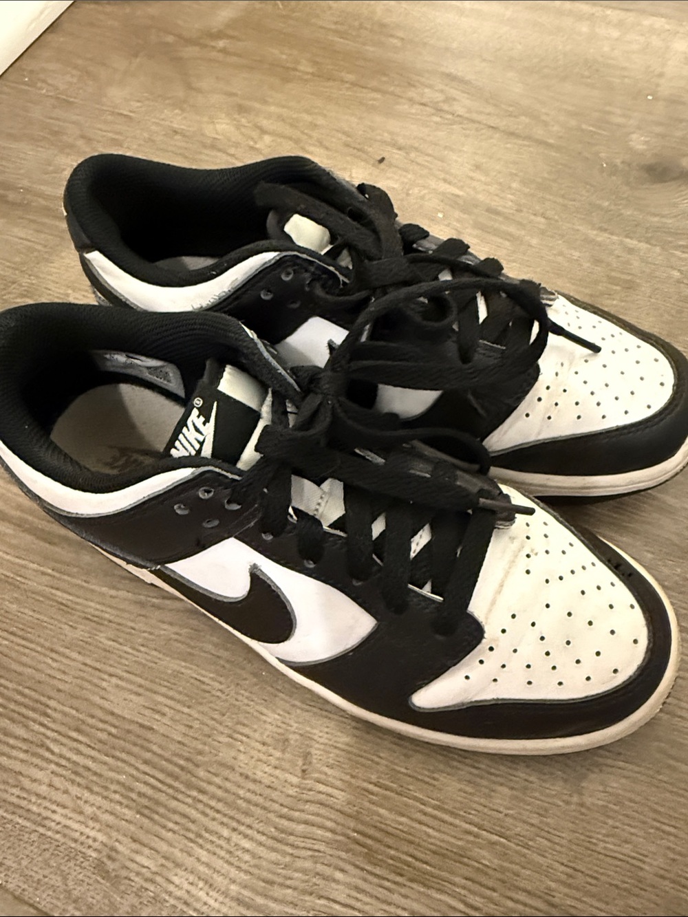 Nike Men’s Black and White Low-Top Sneakers
